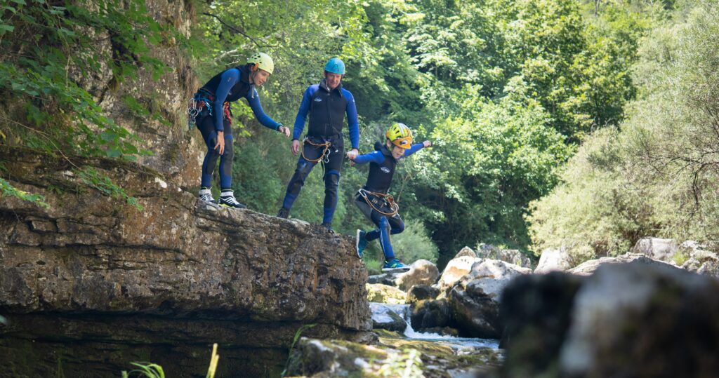 lake adventure eenoudervakantie spaanse pyreneeën canyoning