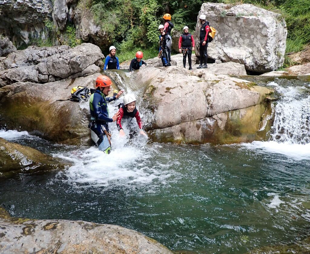lake adventure eenoudervakantie spaanse pyreneeën canyoning